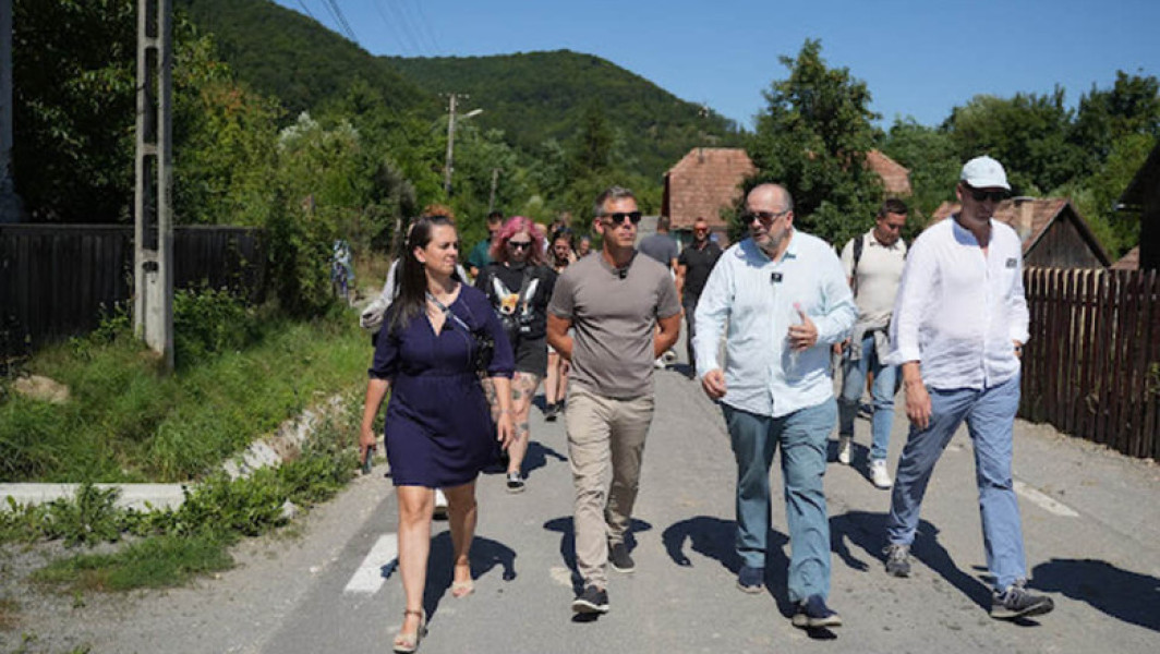 Peter Magyar, liderul partidului de opoziție din Ungaria, a făcut recent o vizită în România, vizând localități din Transilvania. El se află printre cei mai bine cotați politicieni în sondajele de opinie din Ungaria și este un critic al premierului Viktor Orban. Turneul său a început la Târgu Mureș și a continuat la Praid, unde a vizitat salina grav afectată de o prăbușire cauzată de inundații.