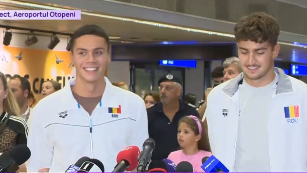 David Popovici, campionul mondial la 100 și 200 de metri liber, a revenit în țară duminică seara și a fost întâmpinat cu aplauze de mulți fani pe aeroportul Otopeni. Sportivul a declarat că este mândru de realizările sale și de echipa sa, menționând că a reușit să se autodepășească în competiția din Singapore. Potrivit digi24.ro, Popovici a respins zvonurile despre posibila sa retragere, afirmând: "Iubesc înnotul în continuare".