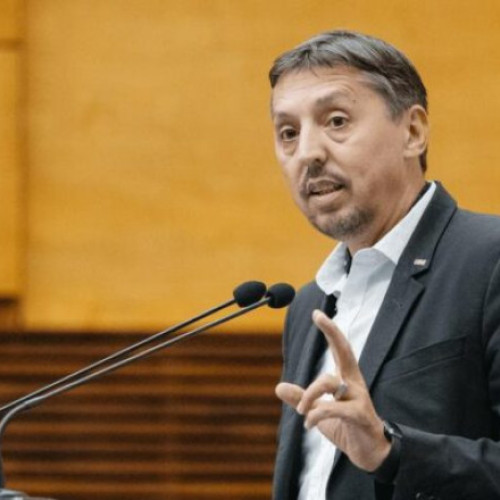 ministrul educației, Daniel David, a avut luni o întâlnire cu reprezentanții sindicatelor din învățământ, în contextul protestelor din sector. Potrivit ministerului, solicitările acestora, care depășesc atribuțiile ministerului, vor fi trimise Guvernului pentru analiză.