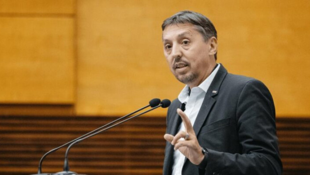 ministrul educației, Daniel David, a avut luni o întâlnire cu reprezentanții sindicatelor din învățământ, în contextul protestelor din sector. Potrivit ministerului, solicitările acestora, care depășesc atribuțiile ministerului, vor fi trimise Guvernului pentru analiză.
