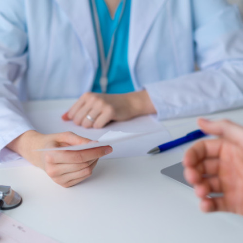Persoanele fără calitate de asigurat în sistemul de sănătate din România pot beneficia gratuit de anumite consultații și investigații medicale, în special pentru prevenirea și depistarea precoce a bolilor oncologice. Pentru aceste servicii, trebuie să aibă o recomandare de la medicul de familie, iar fondurile pentru acoperirea lor provin din bugetul public de sănătate.