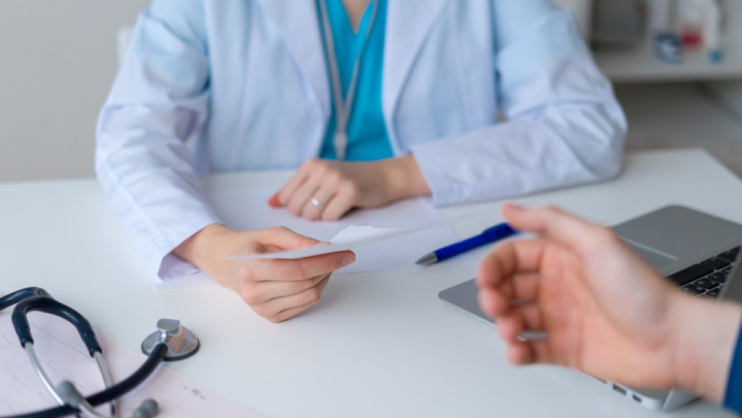 Persoanele fără calitate de asigurat în sistemul de sănătate din România pot beneficia gratuit de anumite consultații și investigații medicale, în special pentru prevenirea și depistarea precoce a bolilor oncologice. Pentru aceste servicii, trebuie să aibă o recomandare de la medicul de familie, iar fondurile pentru acoperirea lor provin din bugetul public de sănătate.