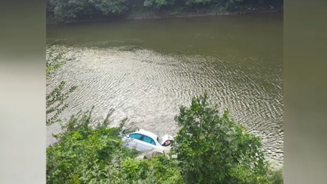 accident grav pe DN7 în județul Vâlcea: mașina a căzut în râul Olt