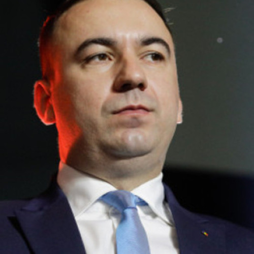 Ion Iliescu, primul președinte al României după Revoluție, a murit, iar reacțiile din țară sunt diverse. Bogdan Ivan, ministrul Energiei, a scris pe Facebook un mesaj în care a elogiat rolul și complexitatea vieții lui Iliescu. Potrivit Digi24.ro, Ivan menționează că Iliescu a fost un produs al istoriei noastre dificile, trecut prin mai multe etape: comunist, reformator și, în final, președinte.