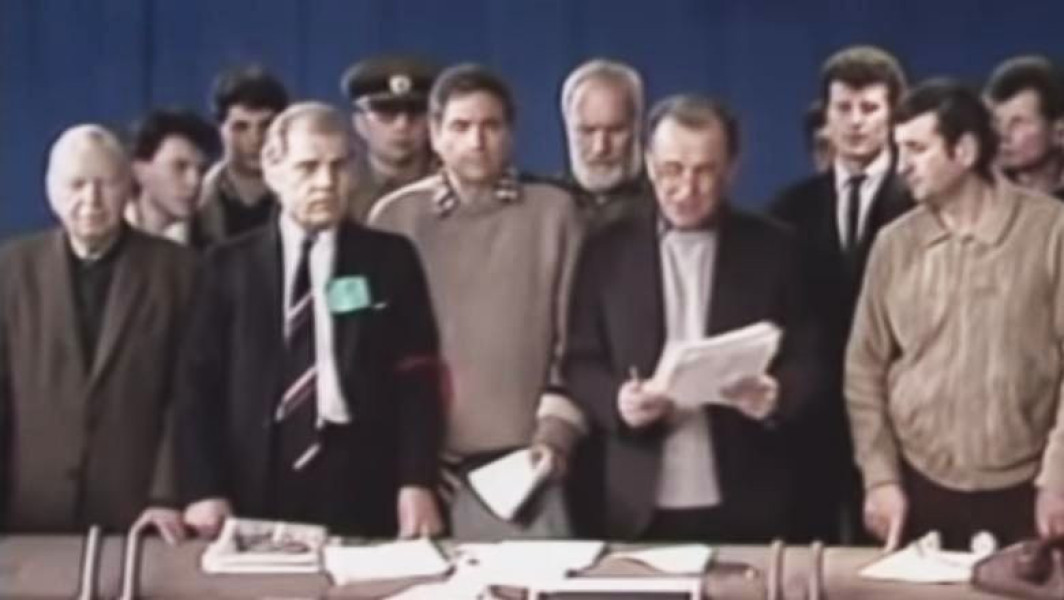 Ion Iliescu, fostul președinte al României, a decedat marți la vârsta de 95 de ani, relatează Reuters. Conform digi24.ro, Iliescu a fost o figură centrală în evoluția politică a țării, fiind cel care a condus tranziția de la comunism și a sprijinit aderarea României la Uniunea Europeană și NATO.