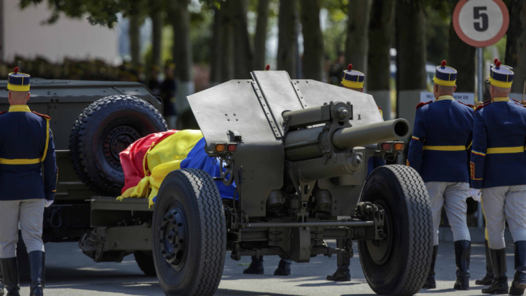 Ion Iliescu, fostul președinte al României, a fost înmormântat joi cu onoruri militare, conform legii 215/2016, care asigură funeralii de stat pentru foștii șefi de stat. Ceremonia a avut loc la Cimitirul Militar Ghencea III, unde sicriul a fost scos din mașina mortuară și a fost plasat pe un afet de tun, o tradiție deja consacrată în cadrul funeraliilor oficiale din țară.