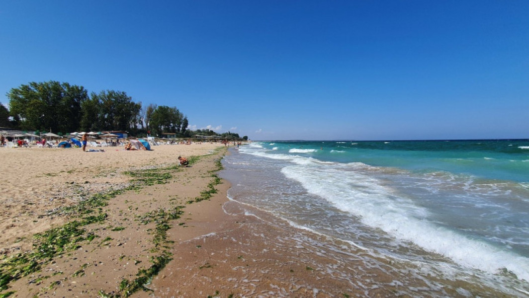 Turistii români amendați pentru parcare ilegală pe o plajă salbatica din Bulgaria
