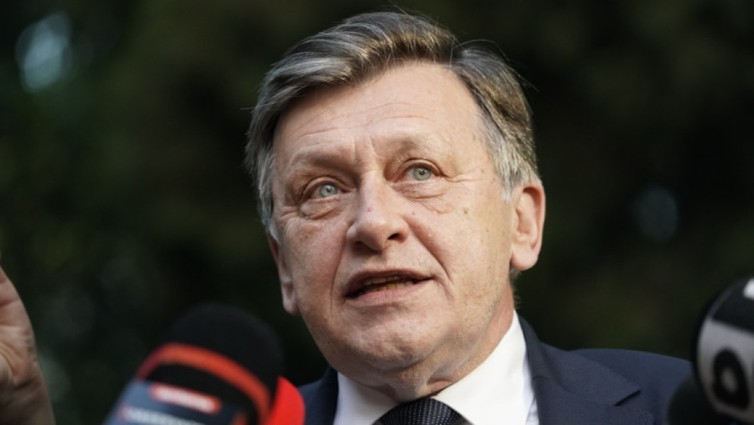 Crin Antonescu, fost candidat la prezidențiale, critică durți pe președintele Nicușor Dan pentru absența de la funeraliile lui Ion Iliescu. Potrivit Antonescu, liderul actual al țării a fost prezent la Palatul Cotroceni, dar nu a venit la ceremonia de înmormântare, deși era în clădire, ceea ce el consideră o lipsă de curaj și de responsabilitate. Antonescu spune că Nicușor Dan s-a ascuns și nu și-a asumat până acum lipsa, invocând că i-ar fi fost teamă să aprindă o lumânare sau să explice în public motivul absenței.