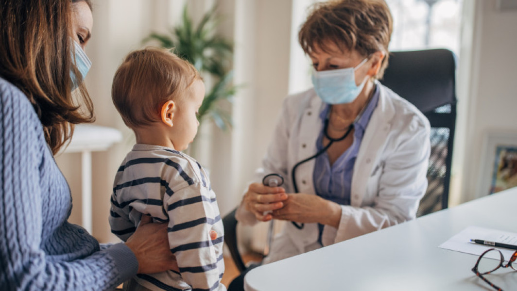 Parinții cu copii până la 7 ani, aflați în carantină sau izolare, pot beneficia de concediu medical cu indemnizație integrală de 100%