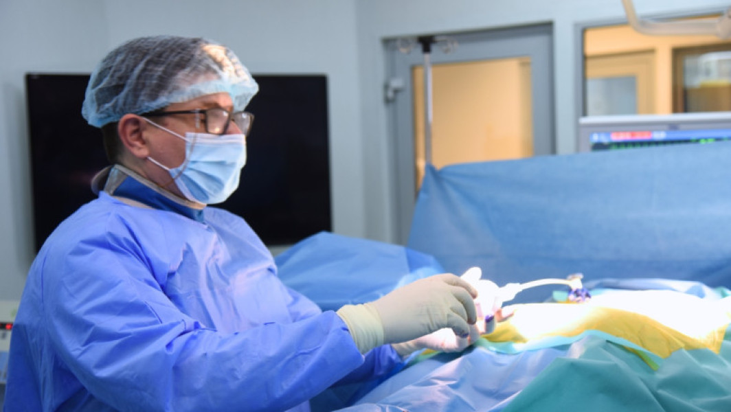 Victor, un bărbat de 48 de ani, a depus mult timp efort pentru a-și controla durerile de spate, cauzate inițial de efort fizic intens în timpul activității profesionale. La început, le-a asociat cu oboseala după serviciu, însă situația s-a agravat, devenind insuportabilă. În urmă cu șapte ani, Victor a fost diagnosticat cu hernie de disc lombară, la nivelul L4-L5, și a fost operat. Cu toate acestea, nerepectarea recomandărilor medicale și continuarea efortului au dus la recidivă, necesitând o a doua intervenție.