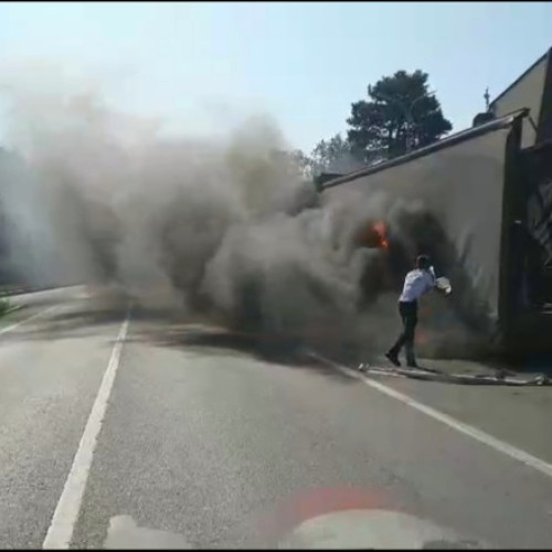 Trafic extrem de blocat pe DN 6 din cauza unui incendiu