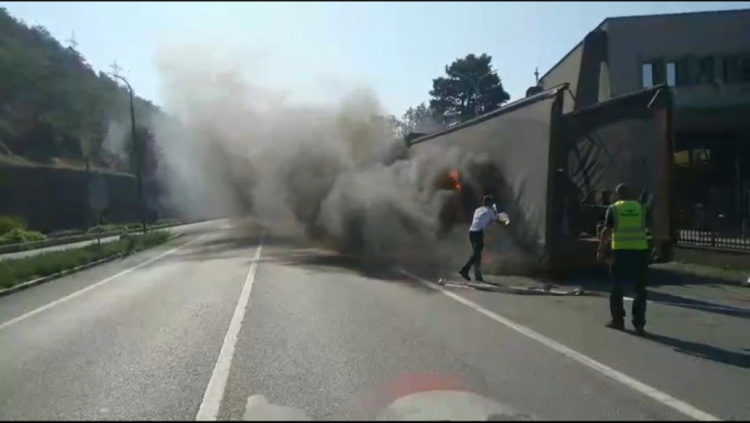 Trafic extrem de blocat pe DN 6 din cauza unui incendiu