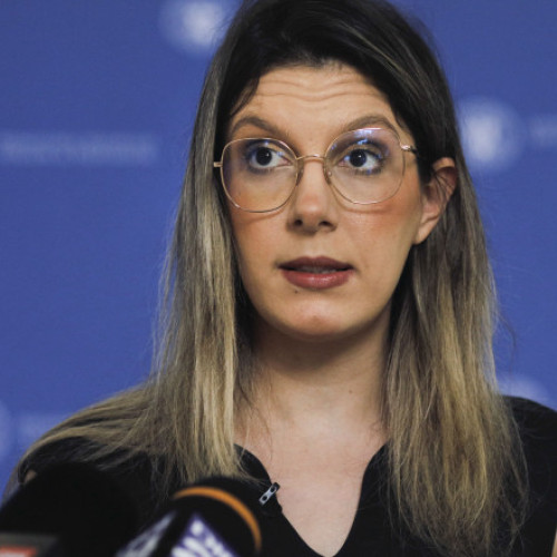 ministrul Mediului, Diana Buzoianu, afirmă că reprezentanții USR sunt „suta la suta aliniați” cu condițiile PSD referitoare la eliminarea privilegiilor și pensiilor speciale, anunțate de Sorin Grindeanu, pentru a rămâne în coaliție. Ea a menționat și motivul disputei dintre cele două partide, legat de funeraliile fostului președinte Ion Iliescu.