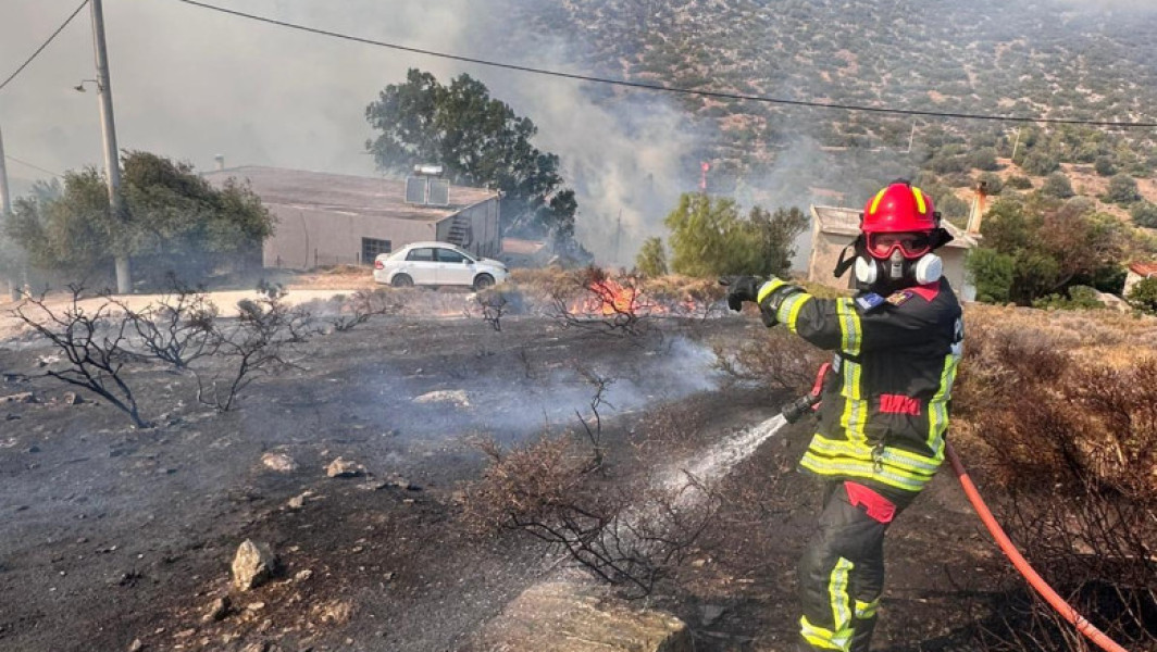 Pompierii au intervenit în peste 250 de incendii în ultimele 24 de ore, majoritatea fiind cauzate de arderi ilegale, în condițiile unor temperaturi extrem de ridicate în mai multe zone din țară. Potrivit digi24.ro, flăcările au distrus în total peste 1.700 de hectare de teren, iar echipajele de stingere au reușit să împiedice extinderea acestora.