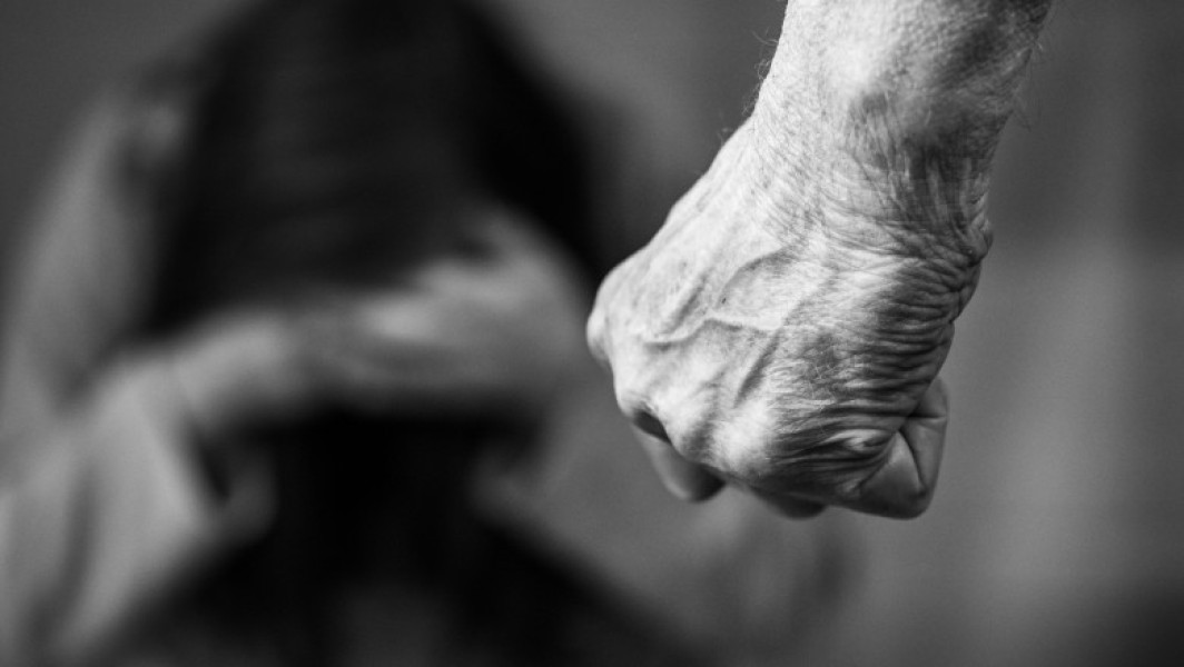 soțul din Bacau a fost arestat după ce și-a agresat soția în stradă
