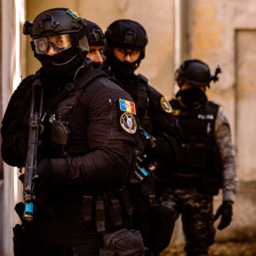 Sase persoane reținute pentru simularea vânzării unei arme într-un dosar de omor