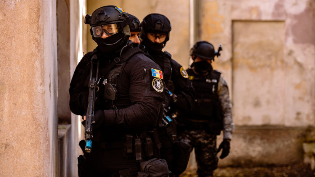 Sase persoane reținute pentru simularea vânzării unei arme într-un dosar de omor