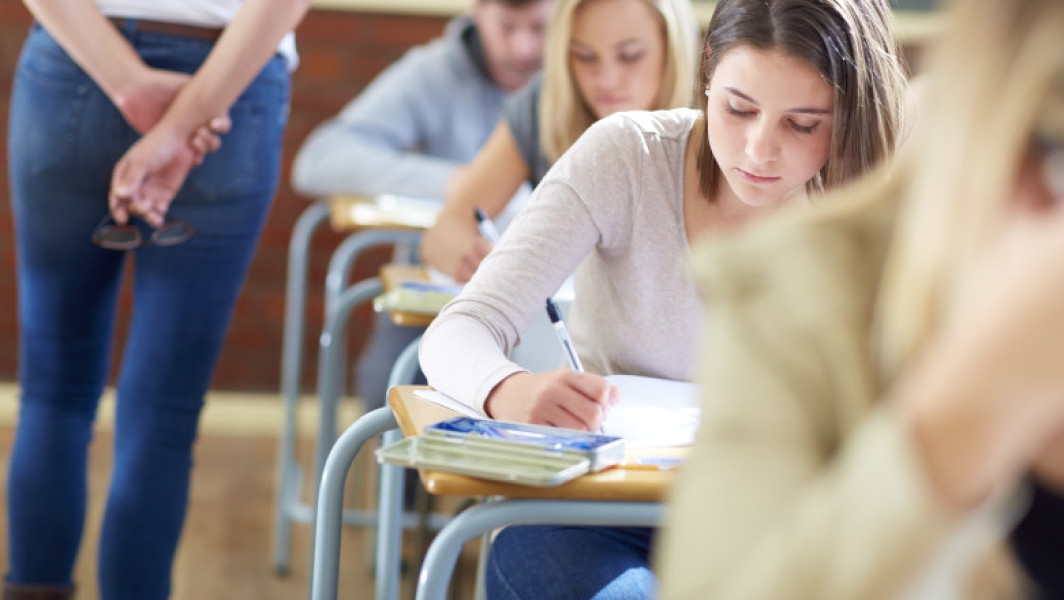 Rezultatele examenului de bacalaureat, sesiunea de toamnă 2025, vor fi afișate pe 18 august, potrivit calendarului aprobat de Ministerul Educației. Elevii care au susținut proba la alegere a profilului și specializării vor putea vizualiza notele și depune contestații în aceeași zi, între orele 14:00 și 18:00, iar rezultatele finale vor fi comunicate până pe 20 august, notează digi24.ro.