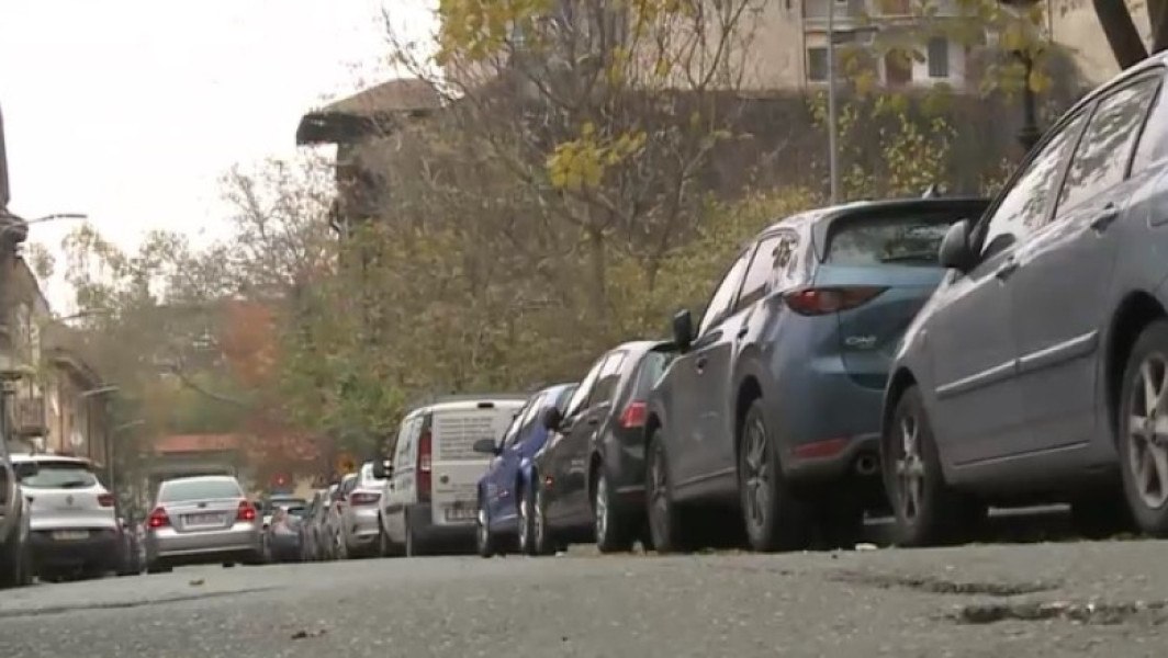 Echipajele poliției locale acționează pentru reducerea parcărilor neregulamentare în București