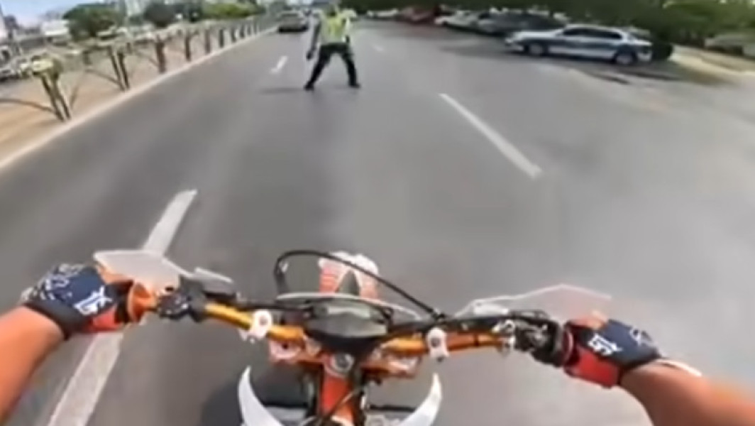 Tânăr motociclist din București, amendat și fără permis pentru o lună după gest teribilist pe social media