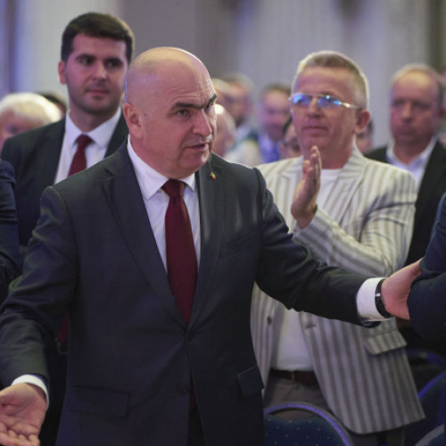 Primarul din Slatina, Mario De Mezzo, se opune deciziei guvernului de a sista semnarea de noi contracte pe programul &quot;Anghel Saligny&quot;. El a declarat că va lupta pentru continuarea finanțării proiectelor din orașul său, chiar dacă va fi nevoie să se confrunte cu premierul Ilie Bolojan, pe care îl consideră un adversar în ceea ce privește bugetele alocate.