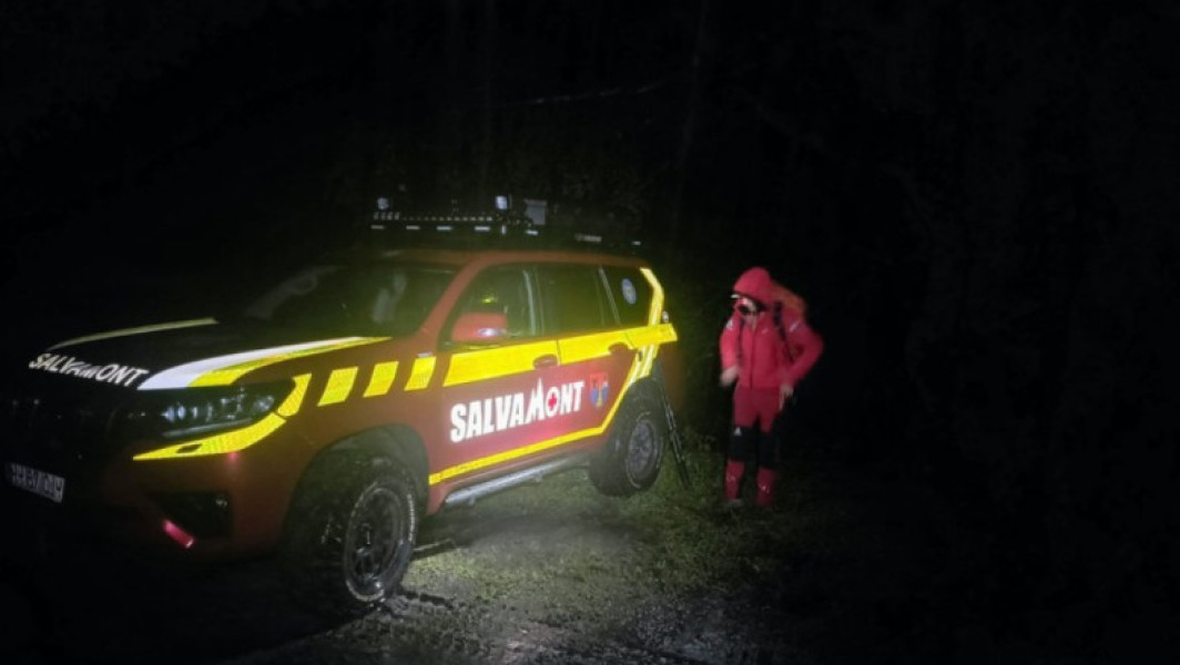 group de 11 turiști s-a rătăcit în munții Rodnei, în zona Taurile Buhaescu, sâmbătă seara, potrivit informațiilor oferite de salvamontiști. Dintre aceștia, șapte erau copii și patru adulți. Salvamontiștii din Maramureș au intervenit pentru a-i găsi și a-i aduce în siguranță, însă misiunea este dificilă din cauza întunericului și a temperaturilor scăzute.