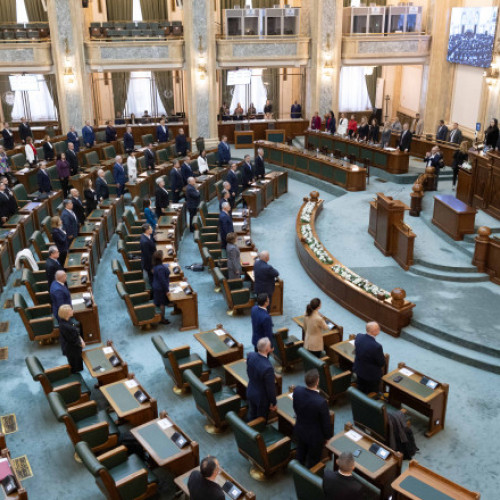 Senatul va avea ședință extraordinară miercuri, începând cu ora 12:00, pentru a discuta mai multe acte legislative importante. În cadrul ședinței, senatorii vor fi informați despre două proiecte de lege care aprobă ordonanțe de urgență emise de Guvern. De asemenea, va avea loc dezbaterea și votul asupra unei propuneri legislative pentru modificarea unor legi din domeniul pensiilor de serviciu.
