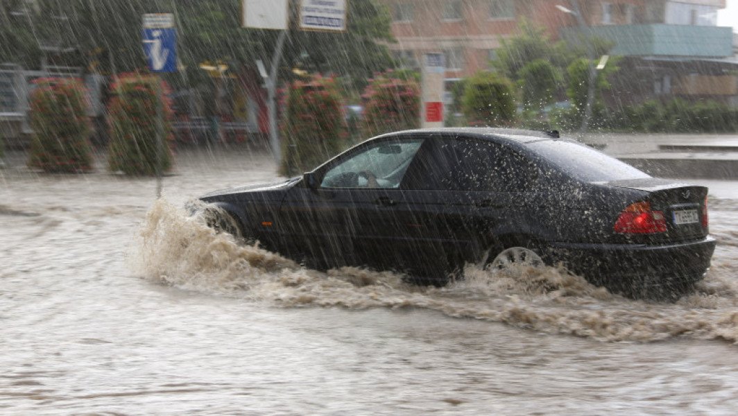 Vremea extremă afectează mai multe zone din România, potrivit meteorologilor. În urma ploilor torențiale și a furtunilor, mai multe străzi din Baia Mare și Satu Mare au fost inundate, iar autoritățile intervin pentru a gestiona situația. Pompierii continuă să acționeze în zonele afectate, iar bilanțul din Satu Mare indică peste 50 de solicitări de intervenție, majoritatea încă în desfășurare, menționează ISU, citează digi24.ro.