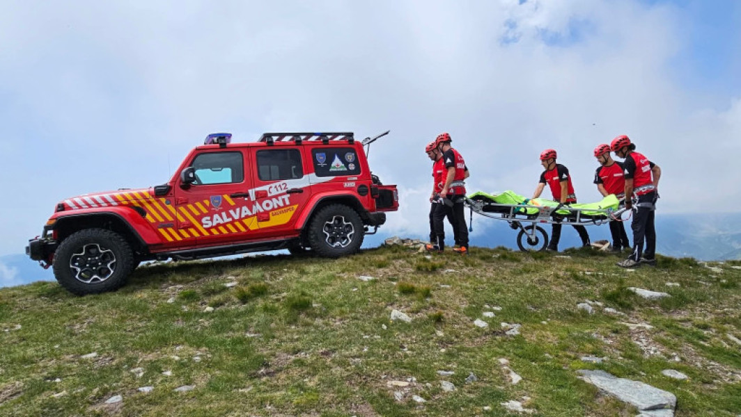 Salvamontiștii au intervenit pentru salvarea a 16 persoane din zonele montane, dintre care șapte au fost duse la spital cu ambulanțele SMURD, SAJ sau Salvamont. Potrivit informațiilor, în ultimele 24 de ore, dispeceratul național Salvamont a primit 13 apeluri pentru solicitarea urgentă a intervenției salvamontiștilor.
