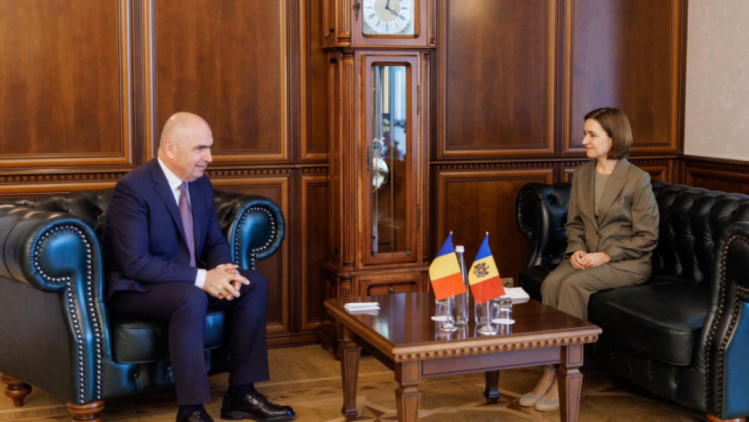 Ilie Bolojan, premierul României, a avut o vizită oficială la Chișinău, unde s-a întâlnit cu președinta Maia Sandu. Discuțiile s-au concentrat pe extinderea colaborării bilaterale în domenii importante precum infrastructura, energie și proiecte de dezvoltare transfrontalieră. Potrivit unui comunicat al Președinției Republicii Moldova, prioritatea principală este creșterea interconexiunilor energetice și modernizarea rețelelor de transport, precum și investițiile comune menite să aducă beneficii cetățenilor de pe ambele maluri ale Prutului.