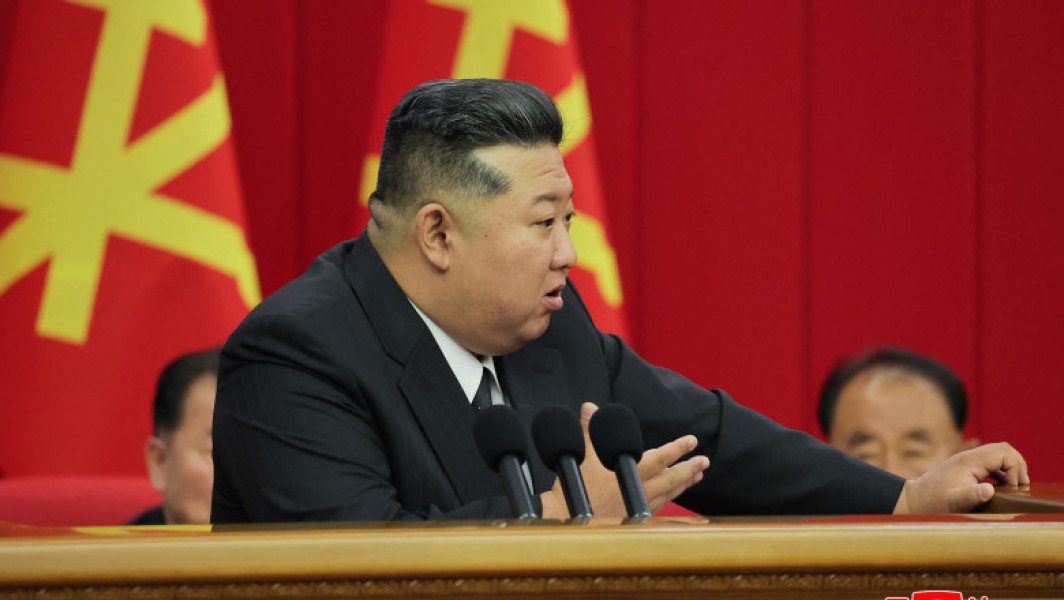 Kim jong un promite o viata frumoasa familiilor eroilor care au murit in razboiul impotriva Ucrainei