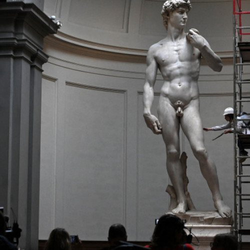 David de Michelangelo, curățat în mod regulat de praful său, pentru a-i conserva demnitatea și frumusețea, în Florența