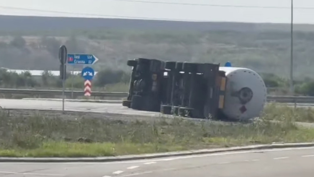 Cisterna încărcată cu gaz metan s-a răsturnat pe DN 24A în apropierea localității Simila