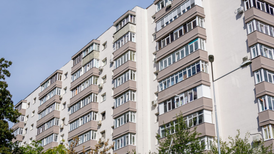 În prima lună cu TVA majorat, prețurile locuințelor au crescut semnificativ