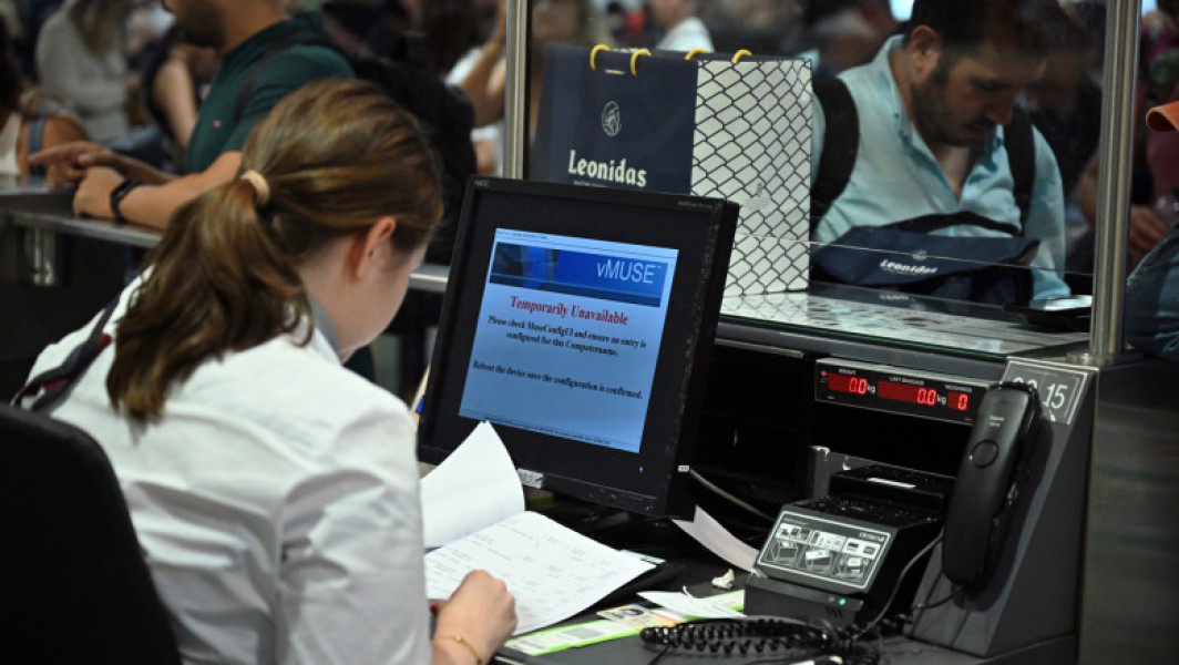 Arestat un bărbat după atacul cibernetic care a paralizat aeroportul Heathrow și alte aeroporturi europene