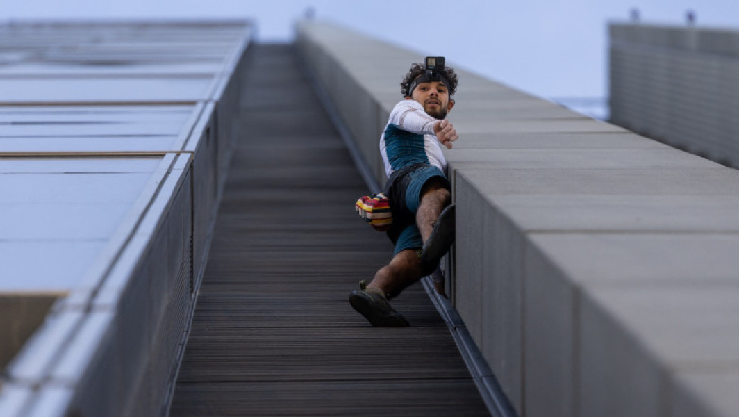 Alpinist francez arestat după ce a încercat să escaladeze Varso Tower din Varșovia
