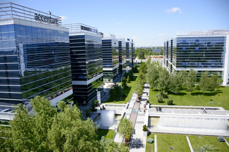 Accenture reduce 11.000 de angajați și avertizează privind recalificarea în era AI