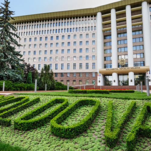 Moldovenii au votat pentru viitorul politic între UE și influența Rusiei