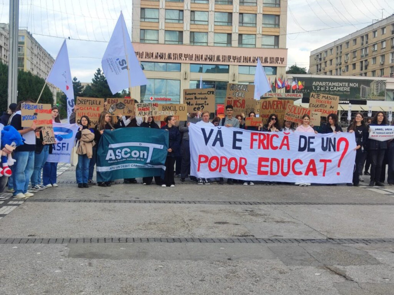 Studenții protestează la deschiderea anului universitar din cauza măsurilor de austeritate