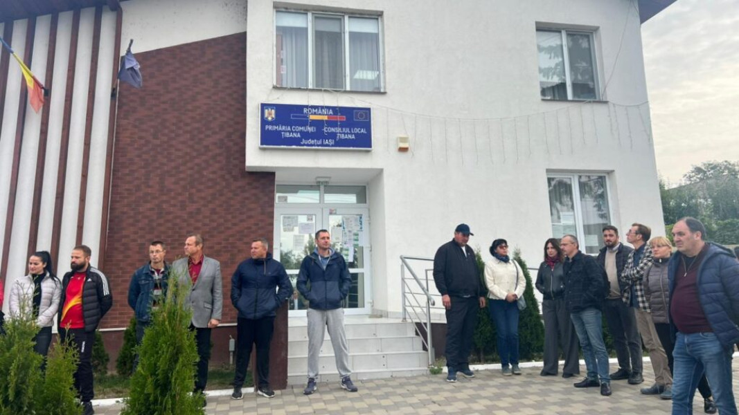 Protestul celor 30 de profesori din Țibana din cauza neachitării navetei continuă