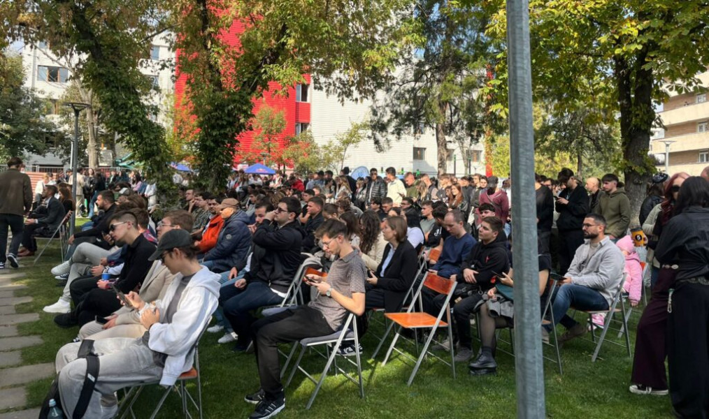 Prima zi de facultate la Iași: festivități și proteste față de tăierile burselor