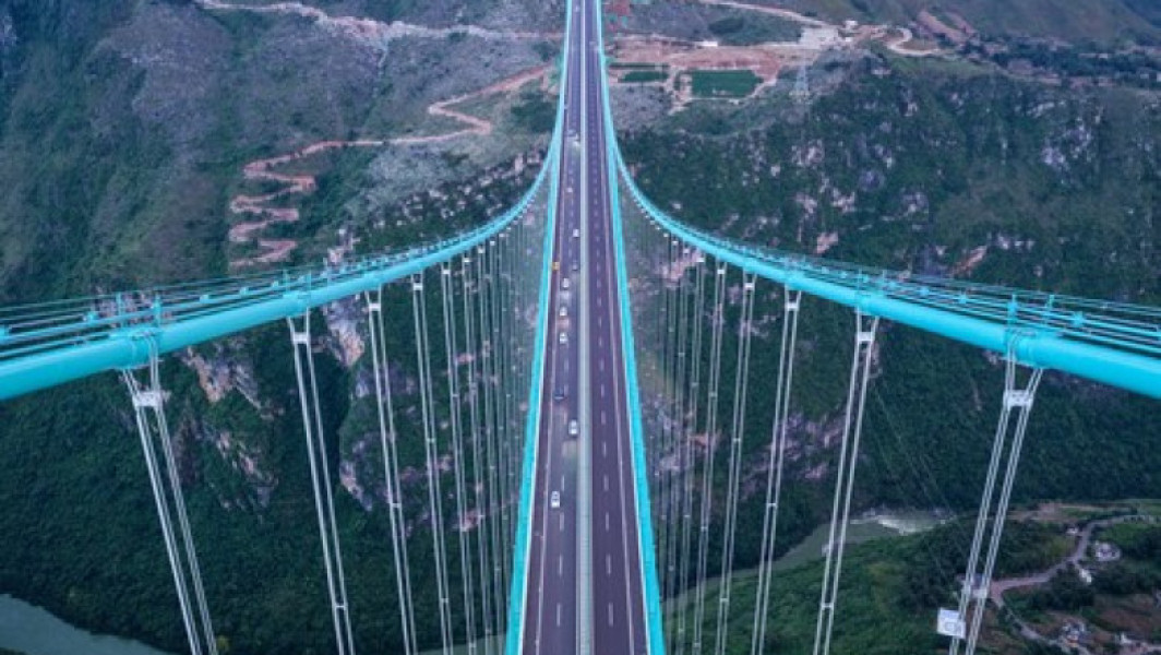 A fost inaugurat cel mai înalt pod suspendat din lume în China
