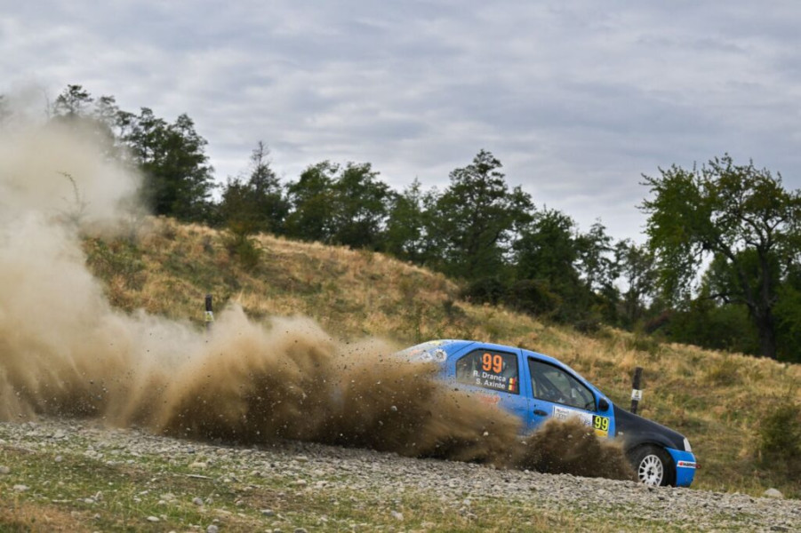 Echipajul TuIașiMotorsport câștigă Cupa Dacia la Raliul Vâlcii în ciuda unui incident