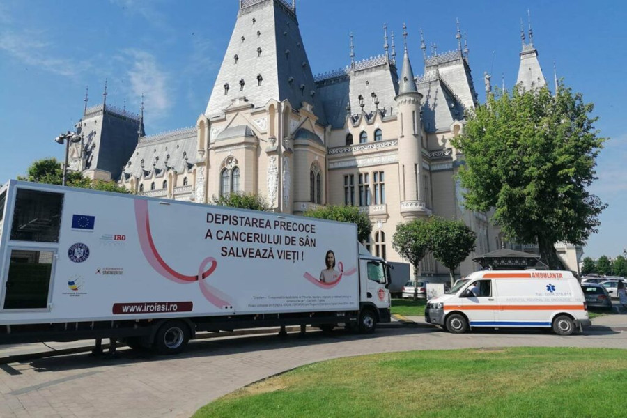 Palatul Roznovanu iluminat în roz în lupta împotriva cancerului mamar