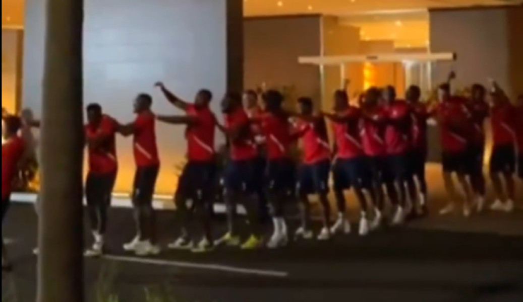 Jucătorii din Surinam au răspuns cu voie bună la încercarea fanilor din Panama de a-i deranja