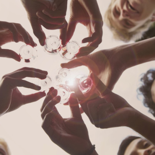 Tinerii europeni reduc semnificativ consumul de alcool, confirmă patronii de baruri