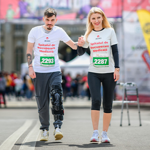 Andrei a învățat să meargă din nou cu ajutorul tehnologiilor robotizate moderne