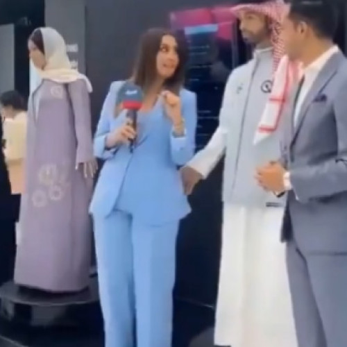 Robertt E
"Robotul saudit Muhammad a atins nepotrivit o reporteră, momentul devenind viral. Compania se apără: robotul este "complet autonom