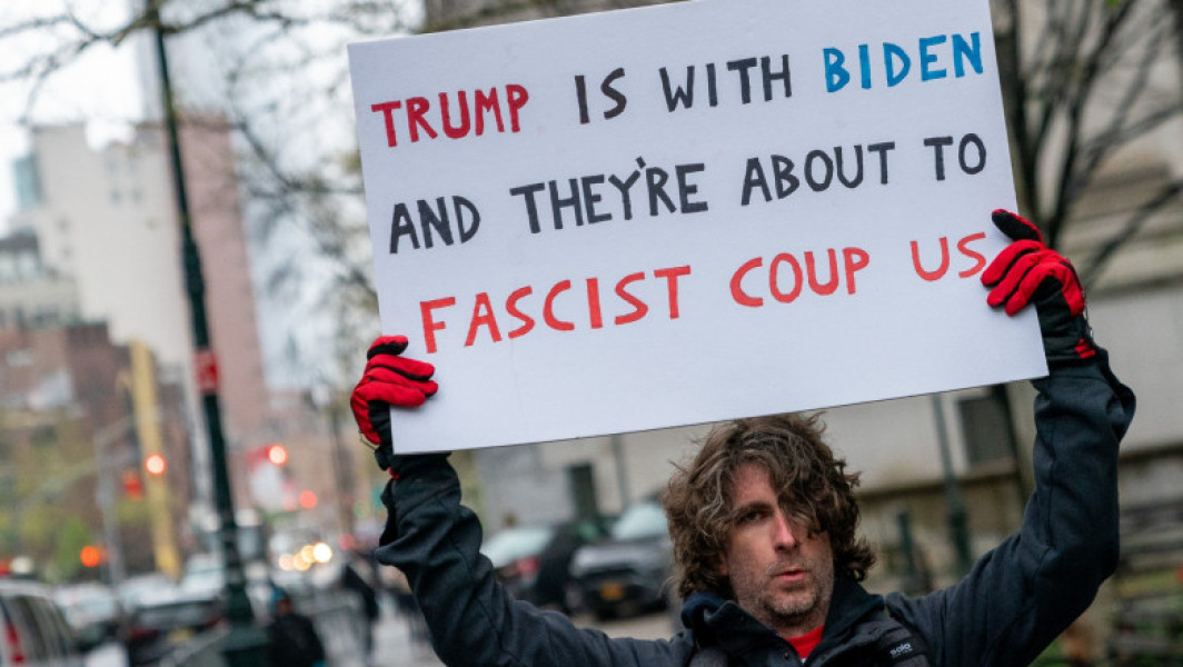 Barbatul care si-a dat foc in fata tribunalului a murit dupa ce a impartit pliante cu teorii ale conspiratiei la procesul lui Trump