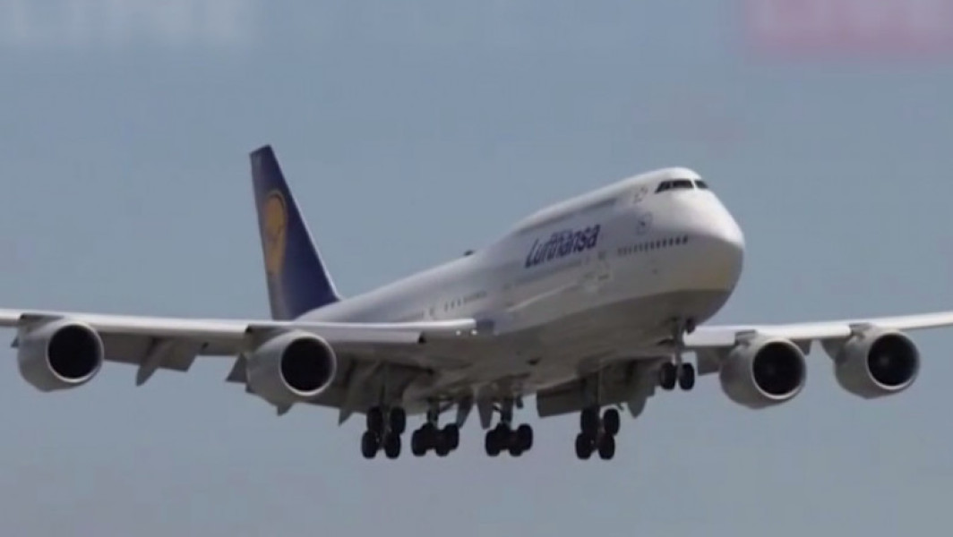 Aterizare cu emoții pe Aeroportul Internațional din L.A.: Boeing 747 al Lufthansa țopăie pe pistă în timpul aterizării